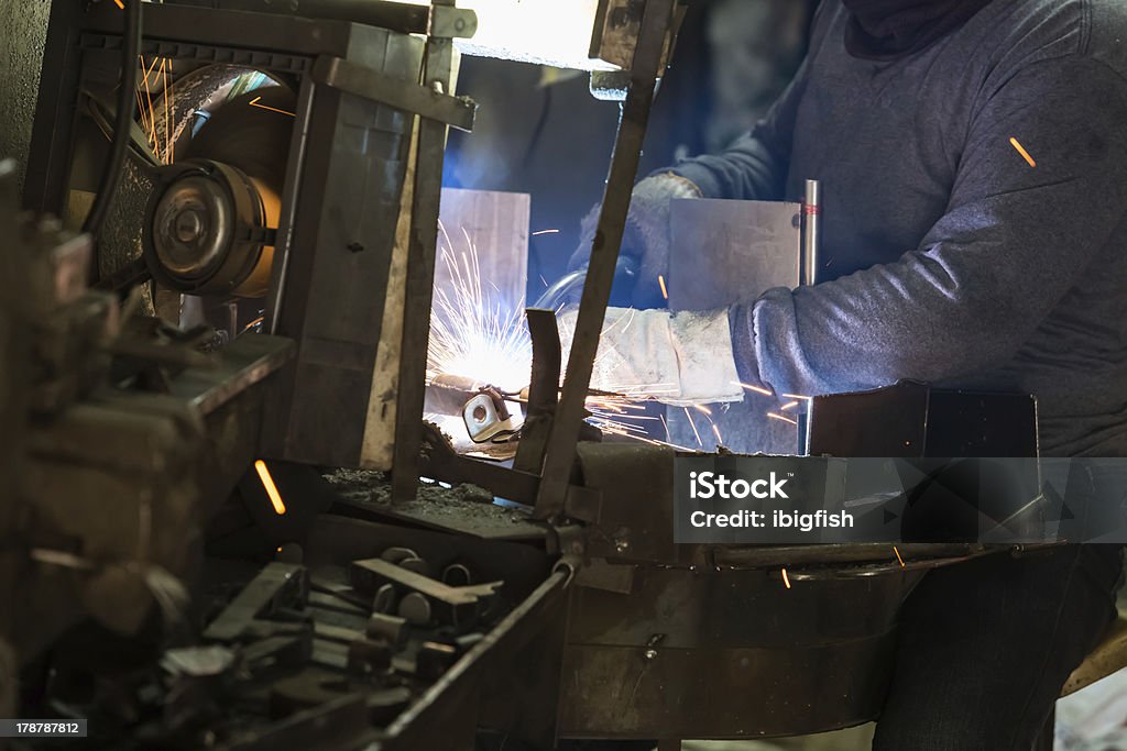 Soldador trabajan en la fábrica - Foto de stock de Acero libre de derechos