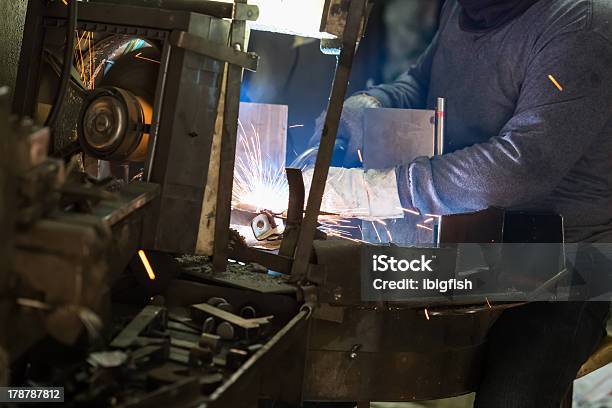 Foto de Soldador No Trabalho Em Fábrica e mais fotos de stock de Adulto - Adulto, Animal Treinado, Arco - Característica arquitetônica