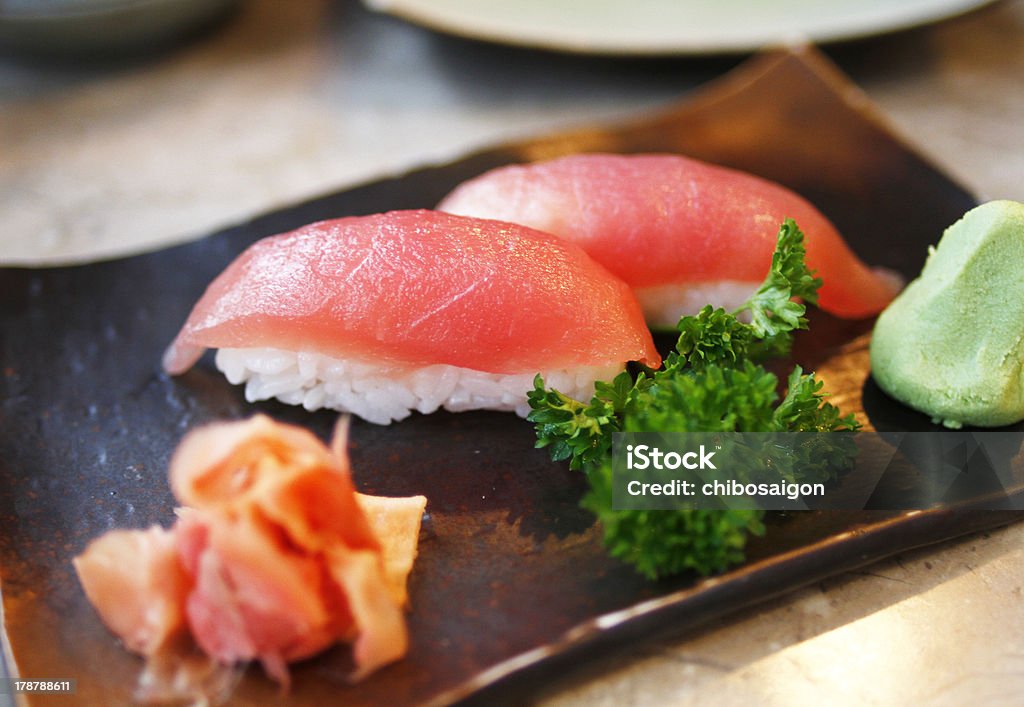 Thunfisch-Brötchen auf einem traditionellen sushi-Platte - Lizenzfrei Abnehmen Stock-Foto