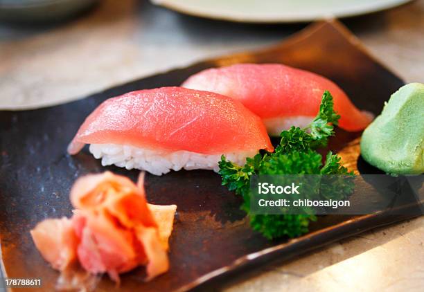 Thunfischbrötchen Auf Einem Traditionellen Sushiplatte Stockfoto und mehr Bilder von Abnehmen