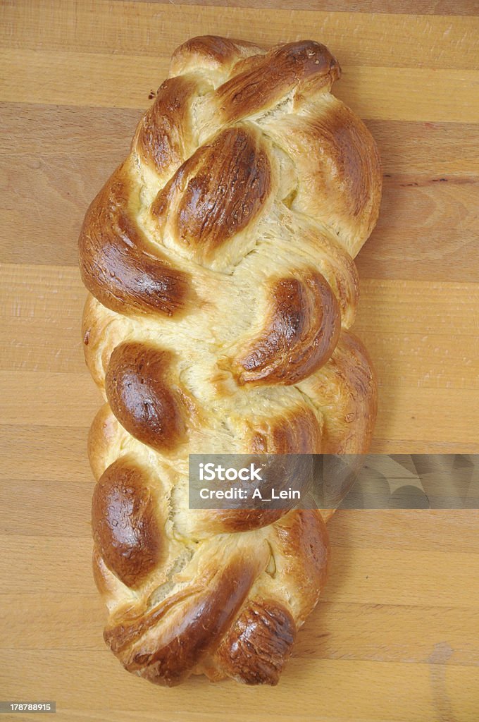 Trenza de pan dulce de pascua - Foto de stock de Al horno libre de derechos