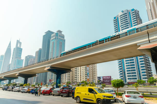 trem de metrô sem motorista em movimento na cidade de dubai - dubai media city - fotografias e filmes do acervo