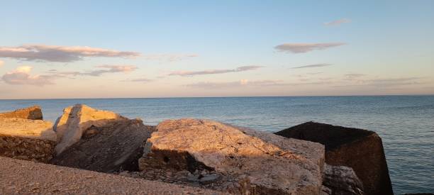 海に降り注ぐ影 - skerries ストックフォトと画像