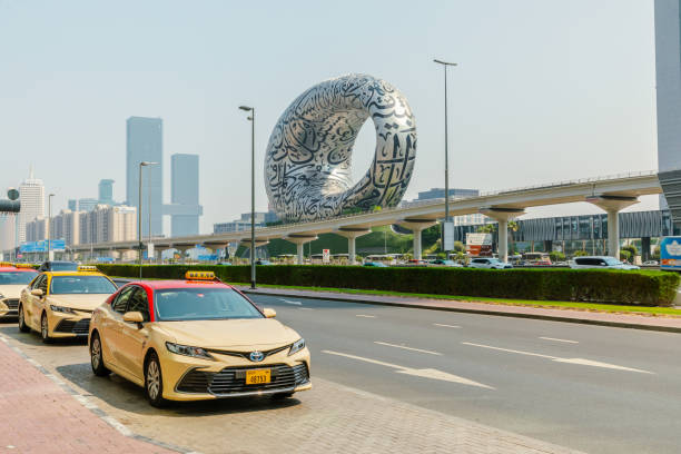 museu do futuro em dubai e carros de táxi de dubai - dubai media city - fotografias e filmes do acervo