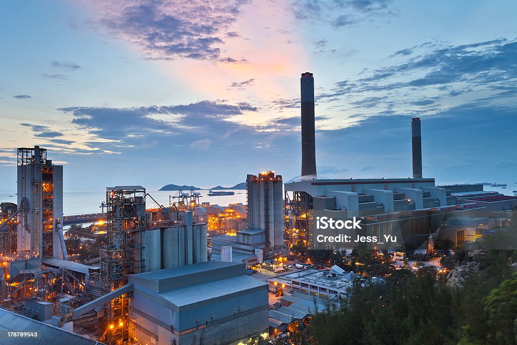 Kraftwerk im Sonnenuntergang an der Küste - Lizenzfrei Kühlturm Stock-Foto