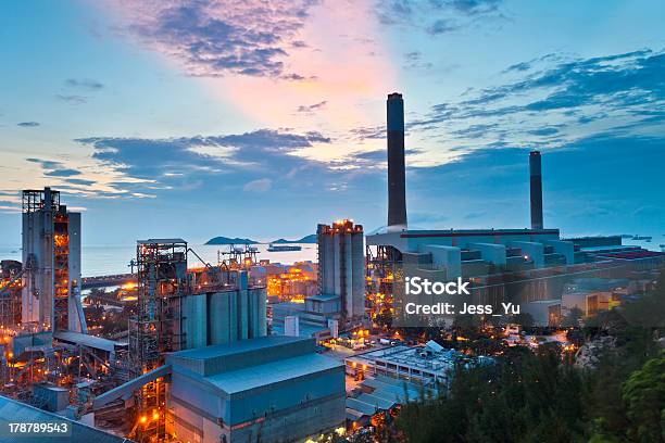 Kraftwerk Im Sonnenuntergang An Der Küste Stockfoto und mehr Bilder von Kühlturm - Kühlturm, Abenddämmerung, Abgas