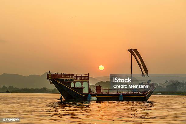 Photo libre de droit de Coucher Du Soleil Et Bateau banque d'images et plus d'images libres de droit de Horizon urbain - Horizon urbain, Udaipur, Brouillard