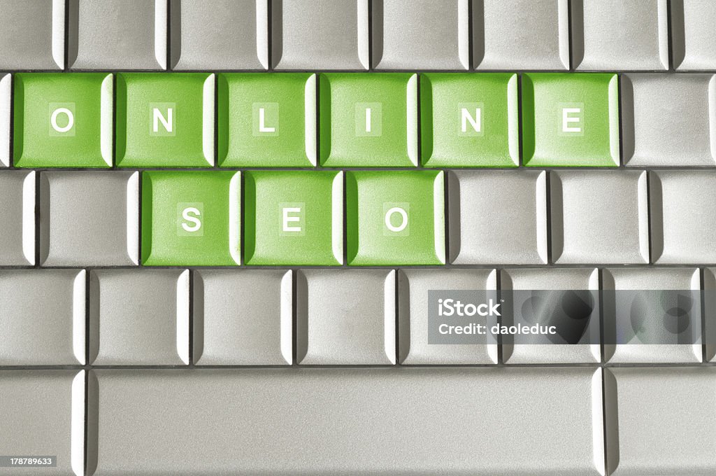 メタリックのキーボードの文字オンライン SEO - ひらめきのロイヤリティフリーストックフォト