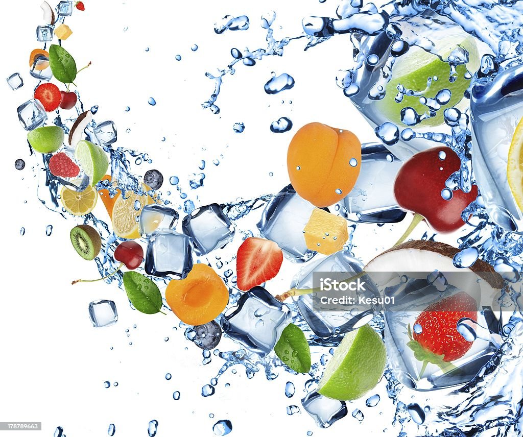 Fruits frais avec des éclaboussures d'eau - Photo de Agrume libre de droits