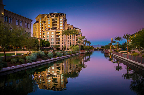 arizona canale running throgh scottsdale, arizona, stati uniti - arizona foto e immagini stock