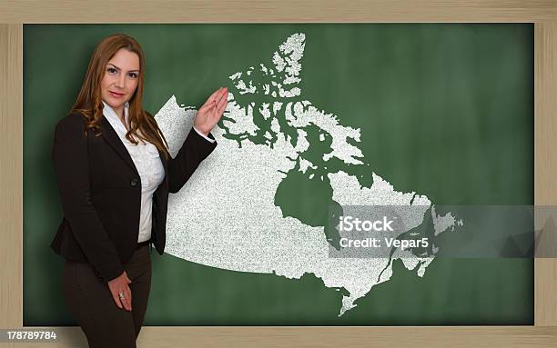 Lehrer Zeigen Auf Tafel Karte Von Kanada Stockfoto und mehr Bilder von Ausbilder - Ausbilder, Bildkomposition und Technik, Bildung