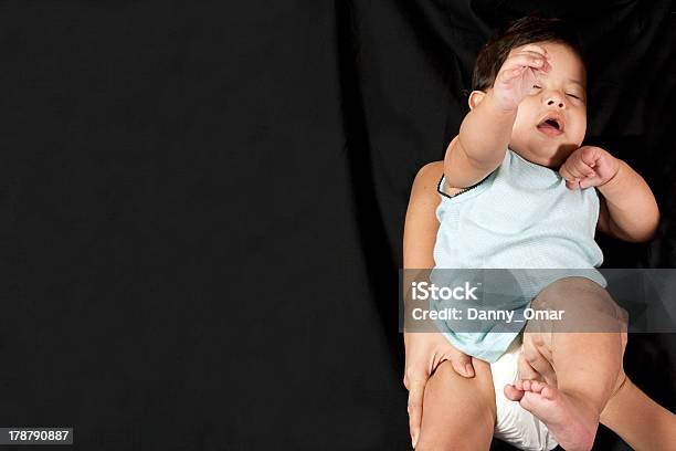 Dziecko Z Sleepy Oczy - zdjęcia stockowe i więcej obrazów 6 - 11 miesięcy - 6 - 11 miesięcy, Azjaci, Cień