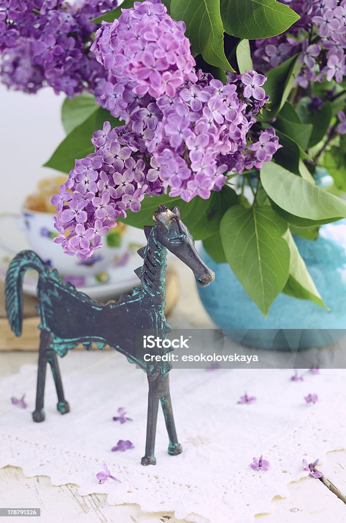 Dekoration mit Pferd statuette und hellviolett - Lizenzfrei Altertümlich Stock-Foto