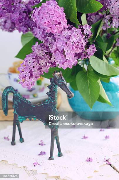 Dekoration Mit Pferd Statuette Und Hellviolett Stockfoto und mehr Bilder von Altertümlich - Altertümlich, Blau, Blume