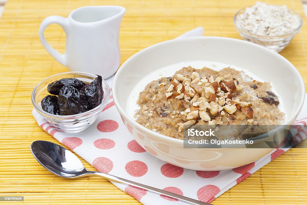 Gachas de avena con de nogal - Foto de stock de Alimento libre de derechos