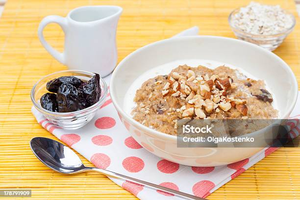 Gachas De Avena Con De Nogal Foto de stock y más banco de imágenes de Alimento - Alimento, Bebida, Brunch