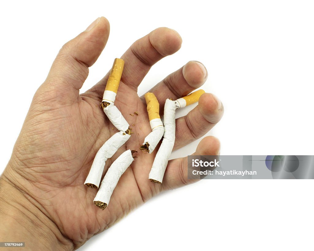 Frantumazione sigarette in mano - Foto stock royalty-free di Antigienico