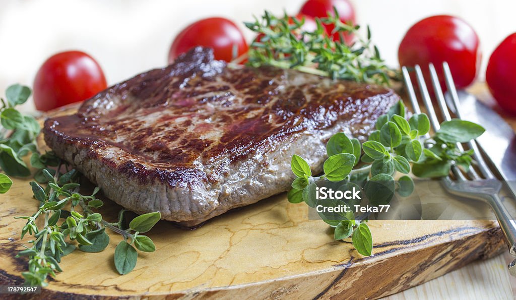 Bistecca fresca - Foto stock royalty-free di Abbrustolito