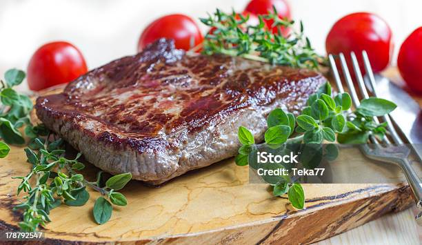 Bistecca Fresca - Fotografie stock e altre immagini di Abbrustolito - Abbrustolito, Basilico, Bistecca di manzo