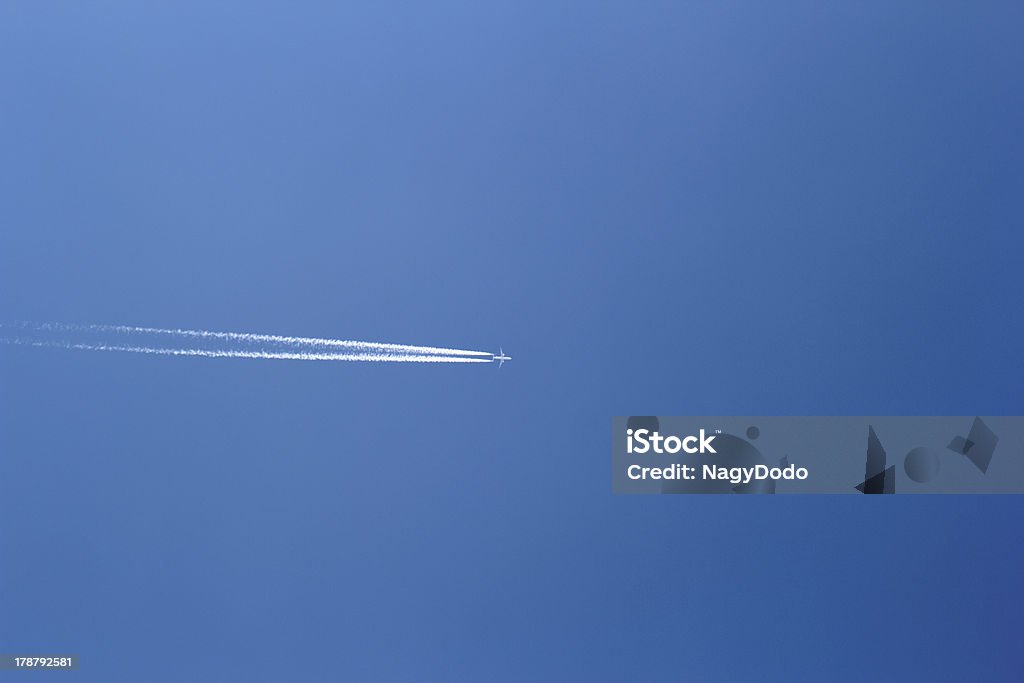 Aereo in un cielo azzurro - Foto stock royalty-free di Aereo di linea