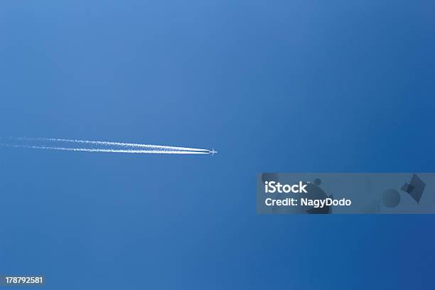 Samolot W Jasny Niebieski Niebo - zdjęcia stockowe i więcej obrazów Bezchmurne niebo - Bezchmurne niebo, Biały, Biznes