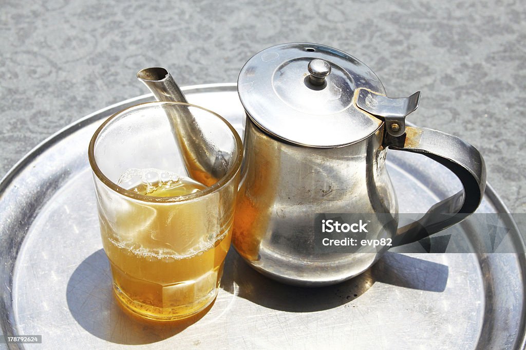 Vetro bollitore per il tè su un vassoio - Foto stock royalty-free di Berbero