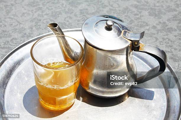 Vetro Bollitore Per Il Tè Su Un Vassoio - Fotografie stock e altre immagini di Berbero - Berbero, Tè alla menta, Africa