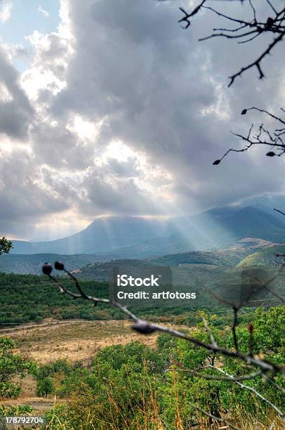 Paisaje De Montaña En Un Valle De Crimea Foto de stock y más banco de imágenes de Aire libre - Aire libre, Amarillo - Color, Azul