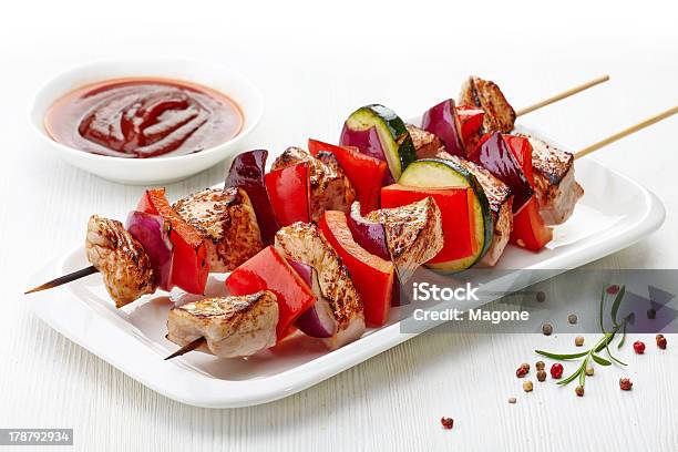 Foto de Filé Grelhado De Carne Suína E Legumes e mais fotos de stock de Abobrinha - Abobrinha, Assado, Branco