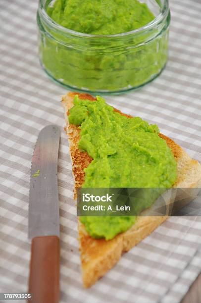 Photo libre de droit de Tartine De Pain Avec Une Purée De Petits Pois banque d'images et plus d'images libres de droit de Haricot - Haricot, Purée de petits pois, Aliment