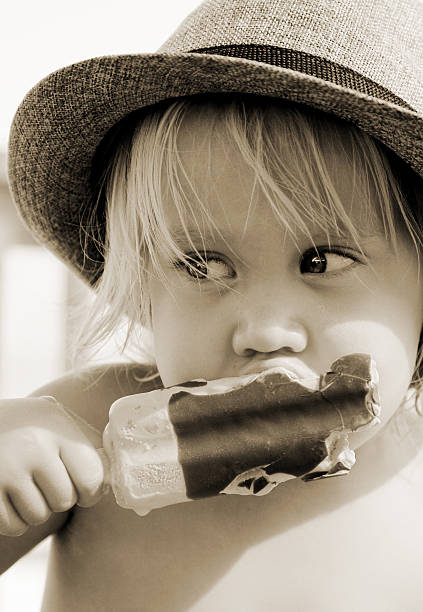 симпатичная девочка в шляпе - baby human eye blue toned image стоковые фото и изображения