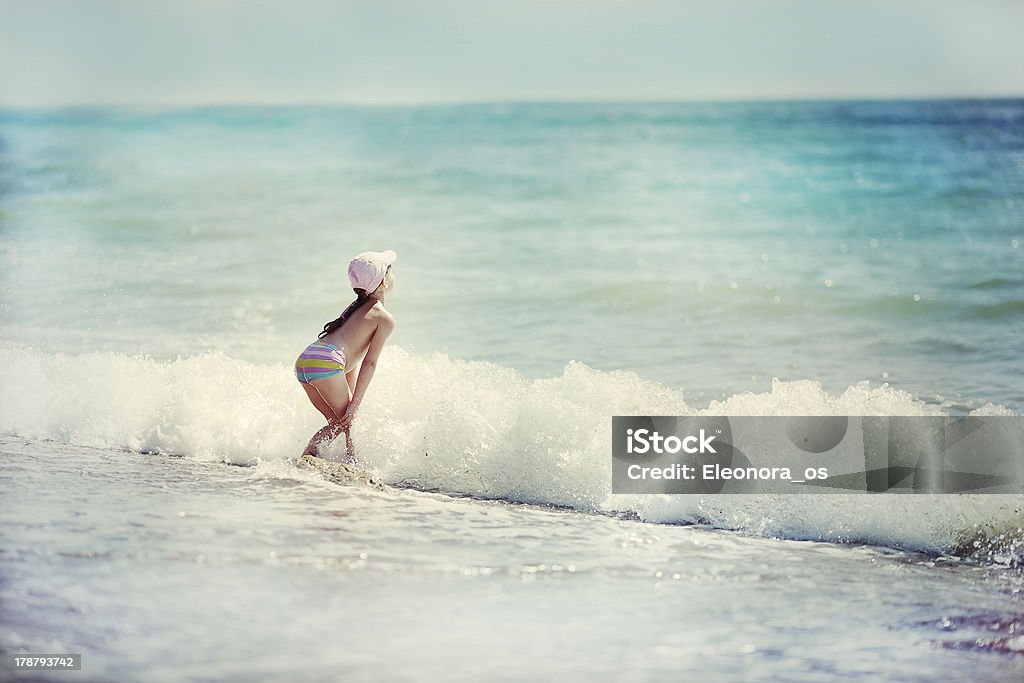 Niña jugando en las olas - Foto de stock de Actividad libre de derechos