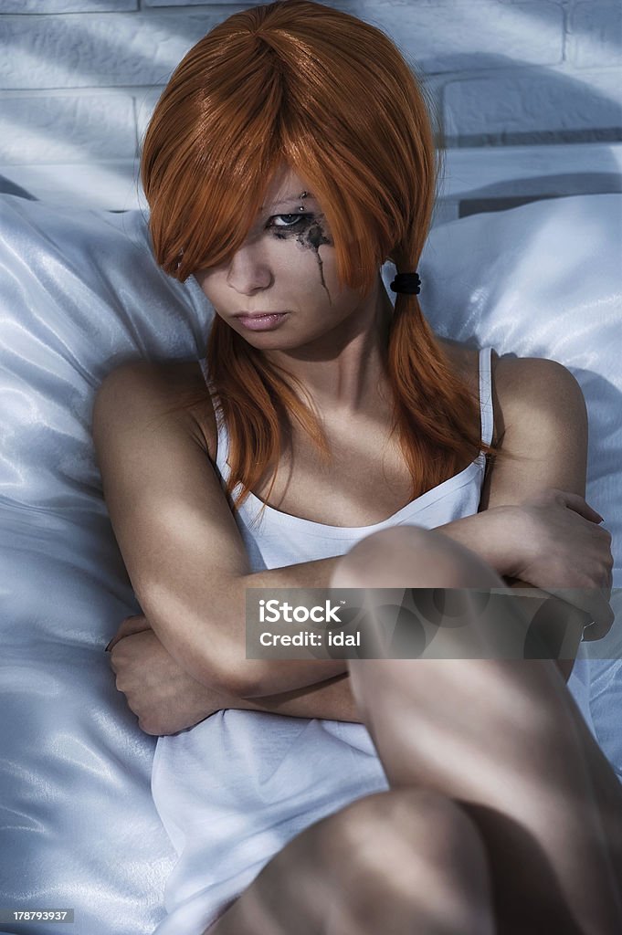 Ragazza solitaria in lacrime - Foto stock royalty-free di Adulto