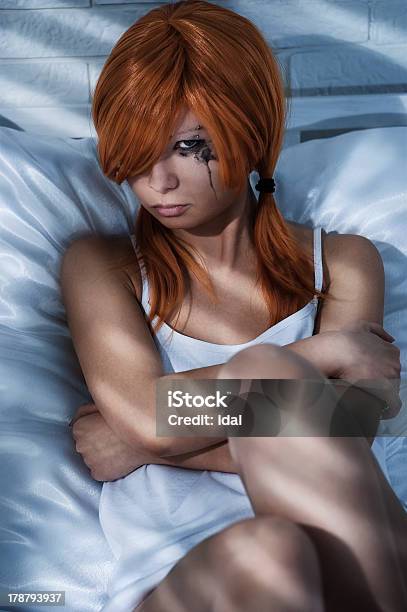 Ragazza Solitaria In Lacrime - Fotografie stock e altre immagini di Adulto - Adulto, Ambientazione interna, Camera da letto