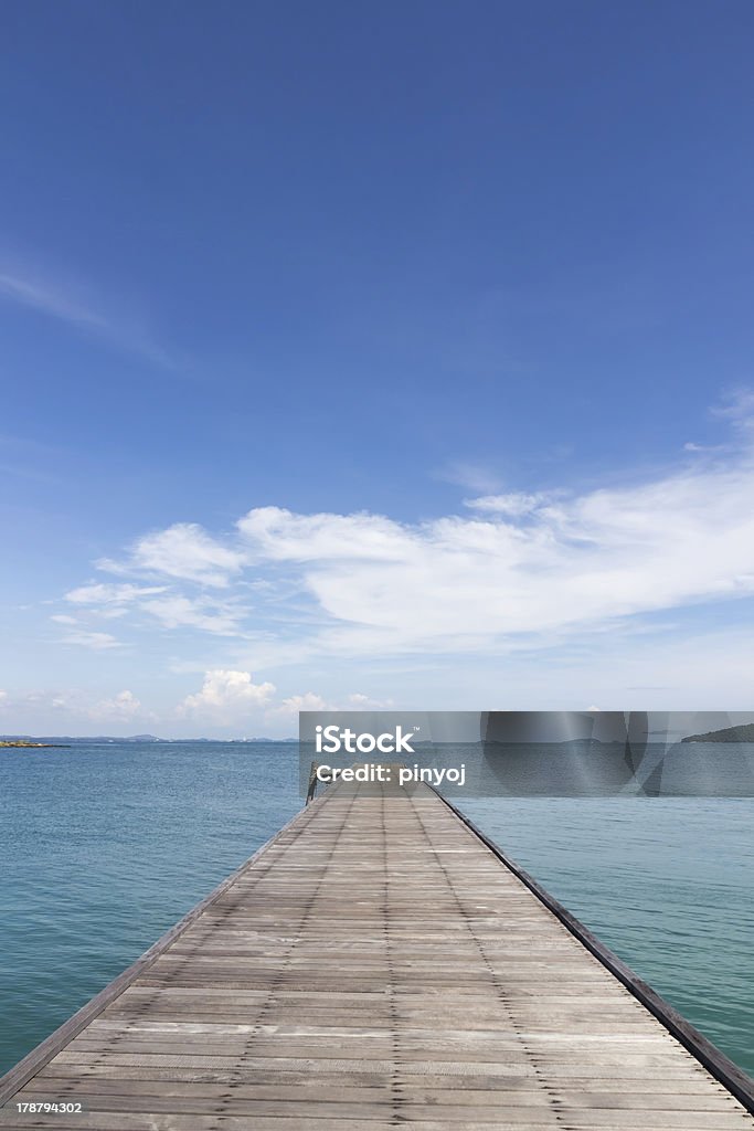 Puente en el mar - Foto de stock de Agua libre de derechos