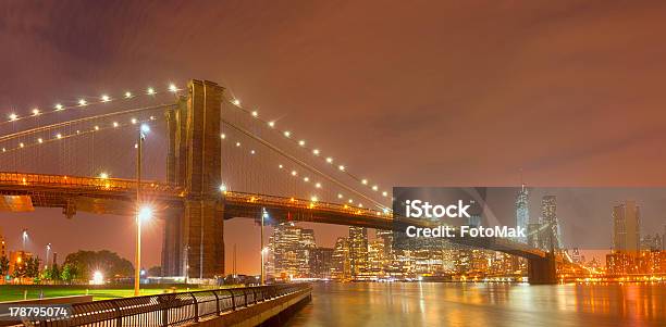 Cidade De Nova Iorque A Noite Panorama Com Ponte De Brooklyn - Fotografias de stock e mais imagens de Ao Ar Livre