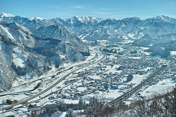 schnee-berge und stadt in echigo yuzawa - chubu region stock-fotos und bilder