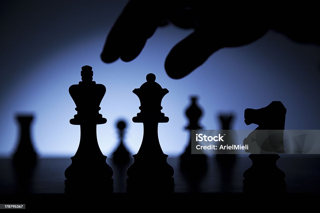 Silhouette di set di scacchi e mano, pronto per giocare - Foto stock royalty-free di Regina di scacchi