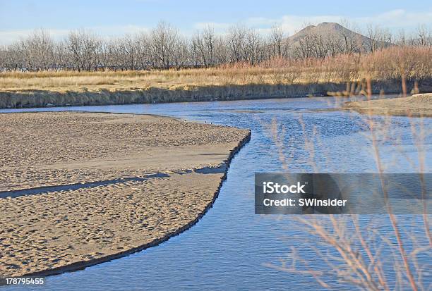 Rio Grande И Picacho Пик Возле Las Cruces M N — стоковые фотографии и другие картинки Аварии и катастрофы - Аварии и катастрофы, Без людей, Возвышенность