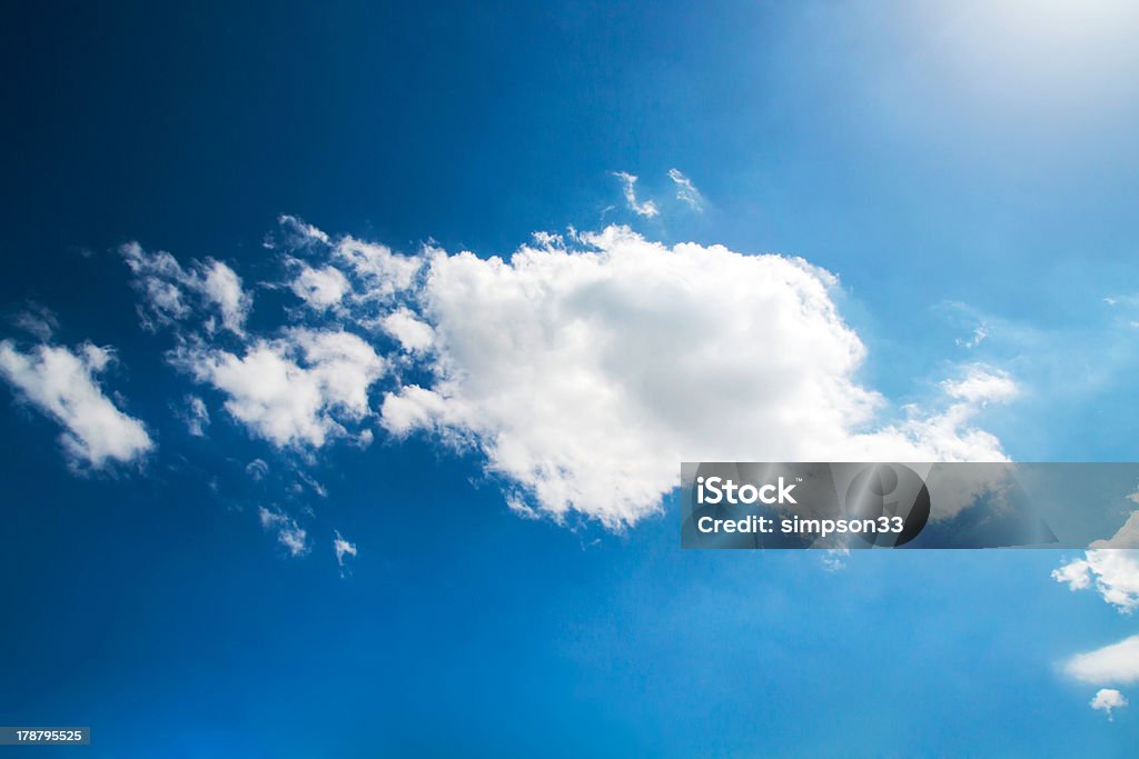 Fondo de cielo azul con nubes blancas - Foto de stock de Aire libre libre de derechos