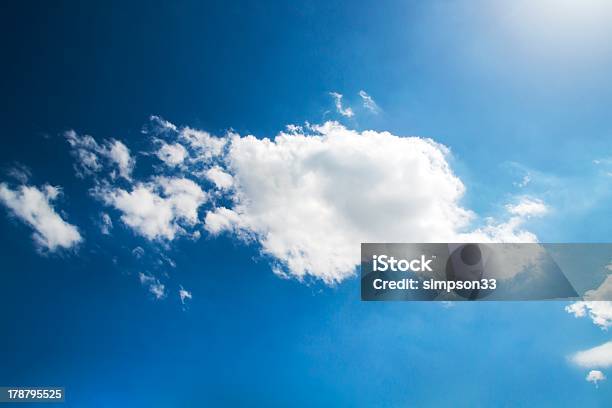 Photo libre de droit de Fond De Ciel Bleu Avec Des Nuages Blancs banque d'images et plus d'images libres de droit de Blanc - Blanc, Bleu, Brillant