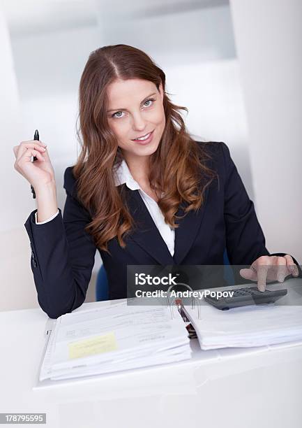 Contador Sonriente Sentado En Su Trabajo De Escritorio Foto de stock y más banco de imágenes de Equilibrio