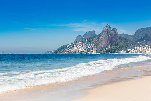 dia de sol na praia de ipanema no rio de janeiro - rio de janeiro copacabana beach ipanema beach brazil - fotografias e filmes do acervo