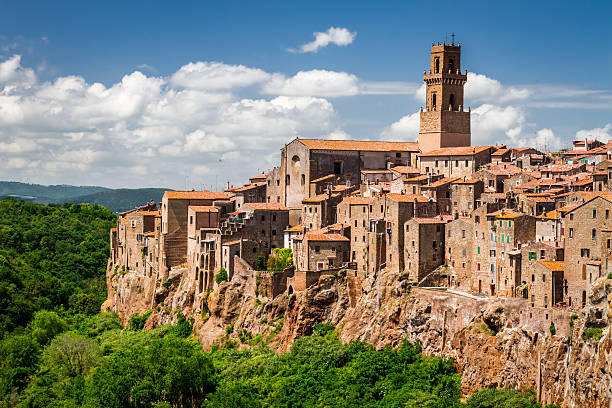 pitigliano город на утесе летом, италия - montepulciano стоковые фото и изображения