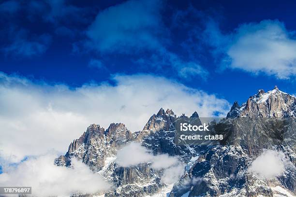Pięknej Górskiej Scenerii W Alpach - zdjęcia stockowe i więcej obrazów Alpy - Alpy, Bez ludzi, Cumulus