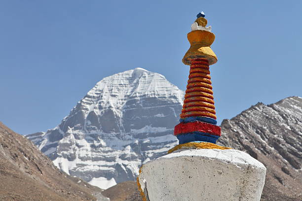 buddhistic stupas et saint mont kailash au tibet - bonpo photos et images de collection