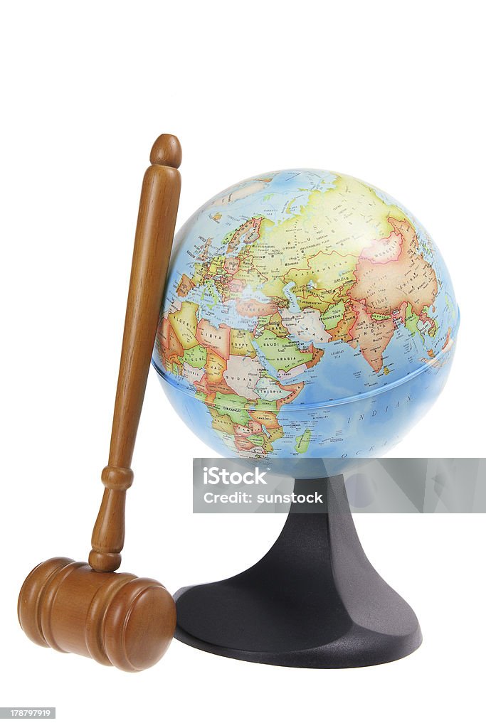 Globe et Marteau de juge - Photo de Globe terrestre libre de droits