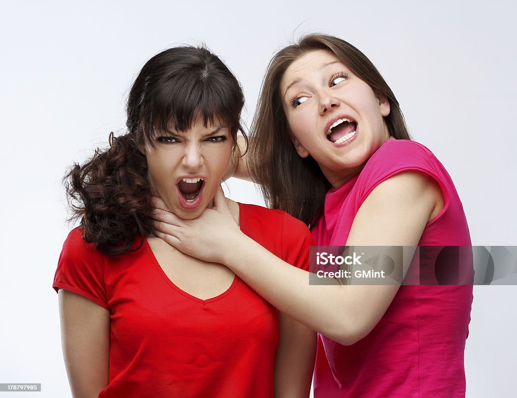 Angry niñas argumento y yelling con todas las demás - Foto de stock de 20-24 años libre de derechos
