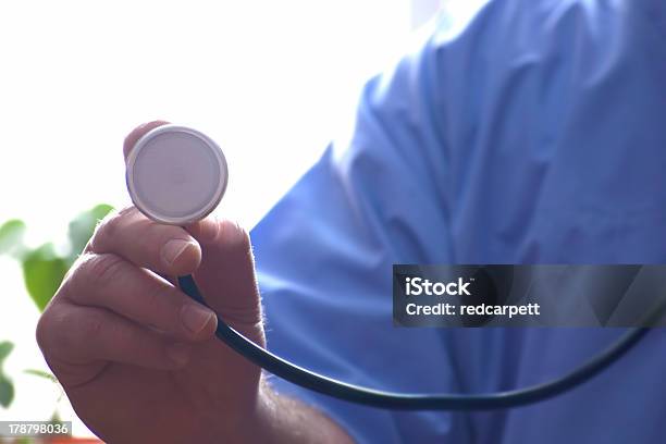 Photo libre de droit de Stéthoscope Cup Tient À Votre Disposition Pour Une Consultation banque d'images et plus d'images libres de droit de Auscultation au stéthoscope