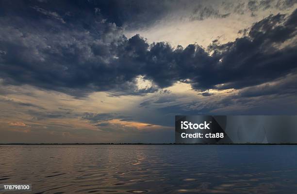 Belas Nuvens De Tempestade Sobre O Lago Na Primavera - Fotografias de stock e mais imagens de Agoirento